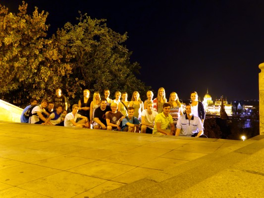 Tutorengruppenfoto auf den Stufen der Fischerbastei mit Blick zum Parlament. (04.09.2012)