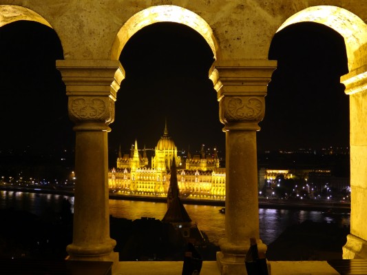 Parlament durch die Bögen der Fischerbastei. (04.09.2012)