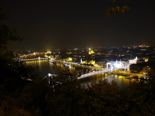 Blick vom Gellértberg auf das nächtliche Budapest ... (05.09.2012)