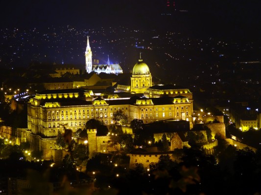 ... und auf die Hofburg mit Matthiaskirche. (05.09.2012)