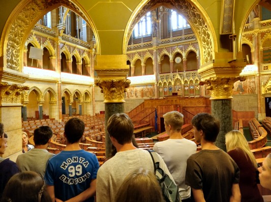 ... gelangt man in einen der beiden Sitzungssäle. (06.09.2012)