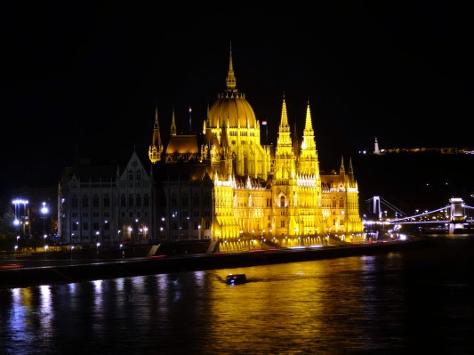Blick von der Margaretenbrücke auf Parlament und Gellértberg, ... (06.09.2012)