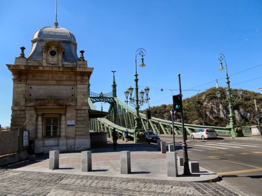 Zollhäuschen mit Freiheitsbrücke und Gellértberg. (08.09.2012)