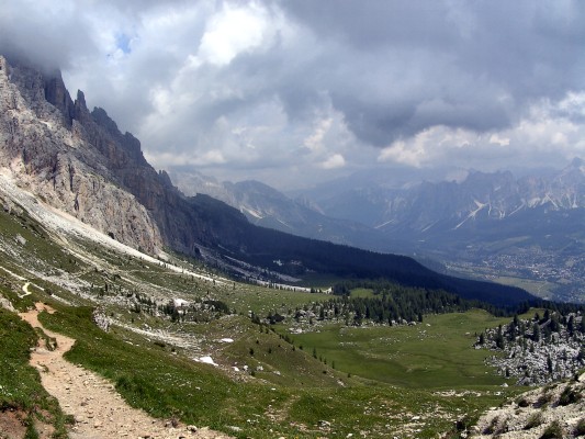 Blick zur Croda da Lago-Hütte und auf Cortina (16.07.2009)