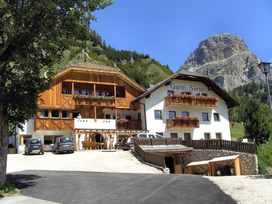 Unser traditionelles Quartier mit Blick auf den Sass Songher (26.07.2009)