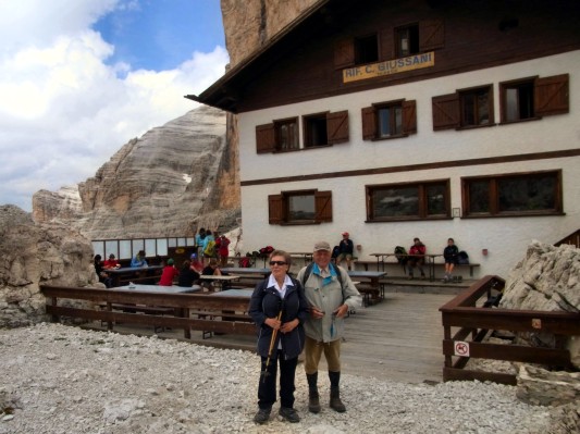 Meine Eltern vor der Giussani-Hütte (14.07.2010)