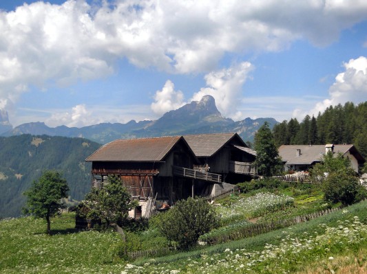 Blick von Wengener Höfen zum Peitlerkofel (17.07.2010)