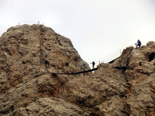 Die berühmte 27 m lange Cristallo-Brücke aus der Ferne ... (19.07.2010)
