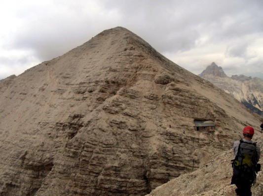 ... vorbei an einem alten Biwak und dieser Pyramide 19.07.2010)