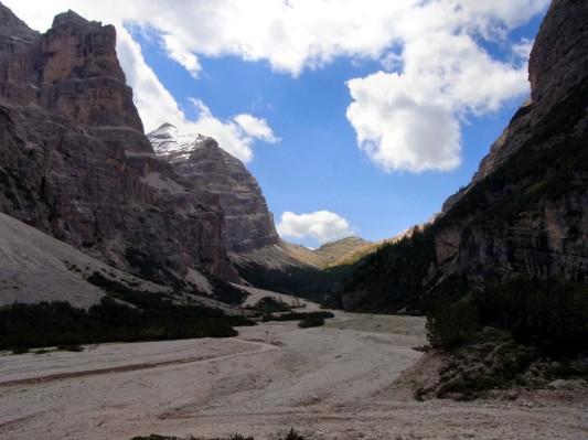 Weiter Blick zurück nach Süden durch das Travenanzes-Tal zum Col dei Bos (01.07.2011)