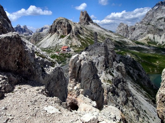 Zwischen zwei Stollen sieht man die Drei-Zinnen-Hütte ... (06.07.2011)