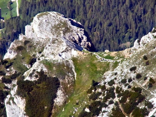 Die Goiginger-Stellung auf der Hexenstein-Vorkuppe, vom Lagazuoi aus (01.07.2011)