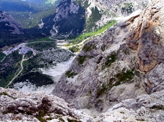 Blick aus einem Stollenloch auf Falzarego-Paß und Cengia Martini (12.07.2011)