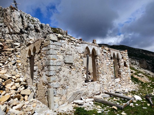 Kriegskapelle in den Wänden der Cima di Falzarego (09.07.2012)