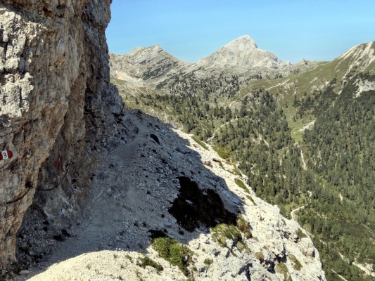 Abschüssiger Steig mit Blick auf Rossalm und Seekofel (16.07.2013)