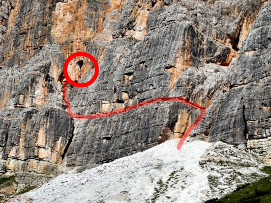 Der Weg zur Tofana-Grotte führt über ein schönes Band ... (24.07.2013)