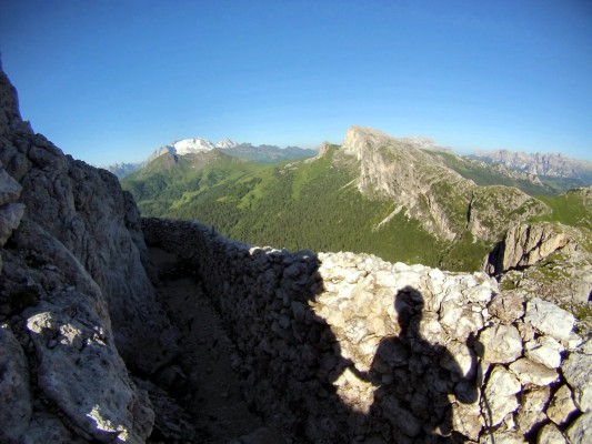 Aufstieg zum Hexenstein durch Schützengräben mit Blick auf Col di Lana, Marmolata und Set Sass (25.07.2013)