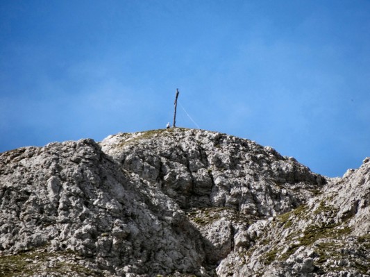 Blick vom Tal auf den Gipfel des Piz da Peres mit mir (01.08.2014)