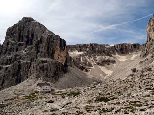 Pisciadu-Hütte mit der Pisciadu-Spitze ... (10.08.2014)