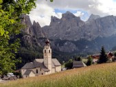 Pfarrkirche von Kolfuschg vor der Sella-Gruppe (04.08.2014)