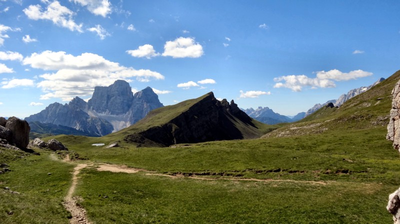 ... sowie auf die Mondeval-Hochfläche und den Pelmo (18.07.2016)
