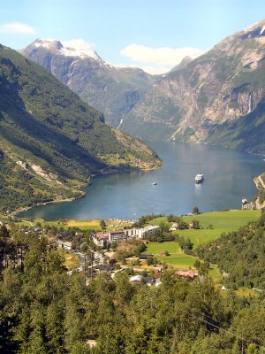 ... und Blick von Osten mit der Stadt Geiranger. (05.07.2008) 