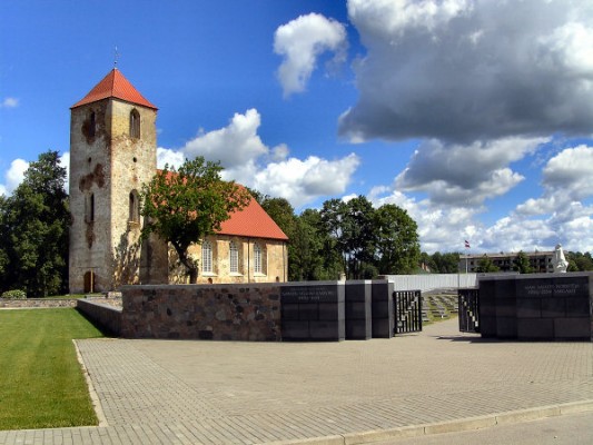 Der Soldatenfriedhof von Lestene. Hier ruht mein Großcousin Alfred Zirps, der unweit dieser Stelle 1944 mit noch nicht mal 18 Jahren gefallen ist. (25.06.2008)