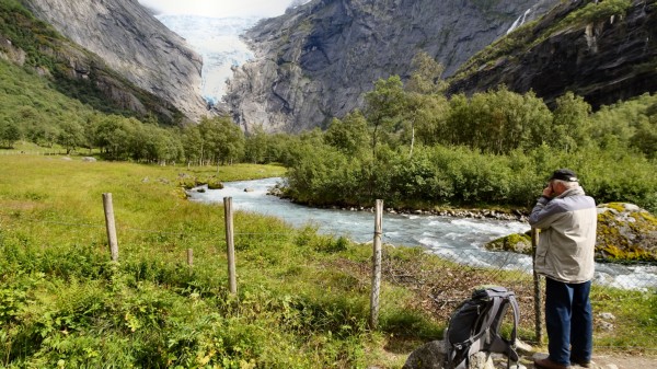 Der Gletscher Brigsdalsbreen von Fern, ... (18.07.2017)