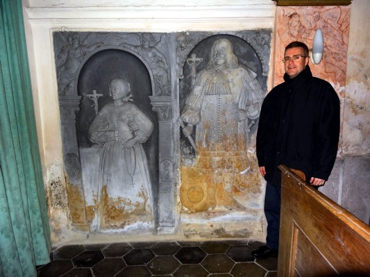Am Grabdenkmal meines entfernten Cousins Georg Rupprecht und seiner Frau in der Pfarrkirche von Braunseifen - die Gruft mit den Gräbern ist leider zugemauert. (20.04.2014)