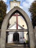 Mein Vater vor seiner Taufkirche in Mährisch-Rothwasser (18.04.2014)