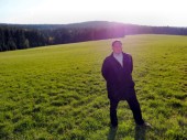 Mein Vater auf den Feldern seiner Eltern unterhalb des Schwarzen Berges (17.04.2014)