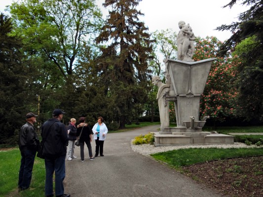 Am Mendel-Denkmal (15.05.2015)