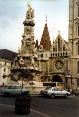 Matthiaskirche und Dreifaltigkeitssäule (21.04.1990)