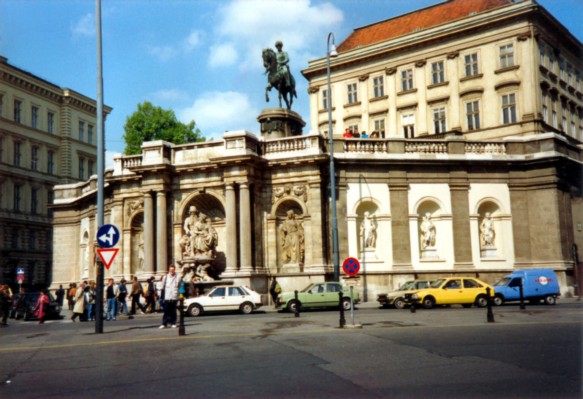 Albertina mit Denkmal für Erzherzog Albrecht (13.04.1990)