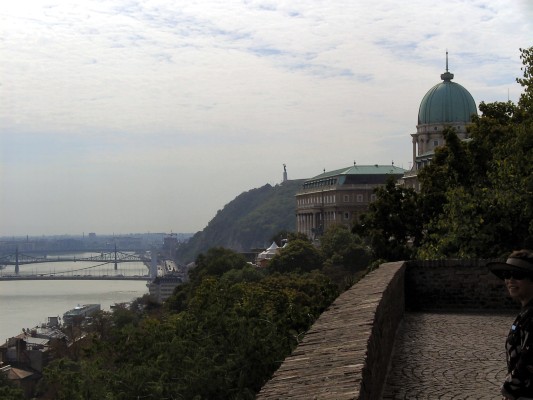 Blick vom Burgberg auf Burgpalast und Freiheitsdenkmal (10.09.2009)