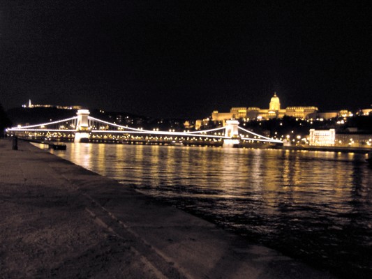 Kettenbrücke und Burgpalast bei Nacht (11.09.2009)