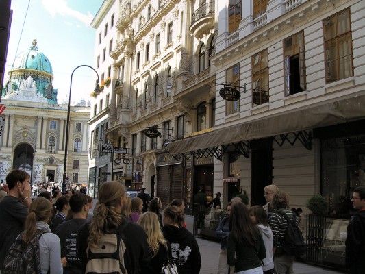 Kohlmarkt mit Kaffeehaus Demel und Michaelertor (06.09.2009)