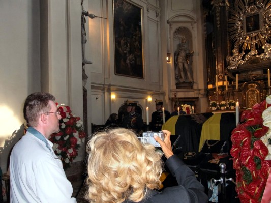 Vor den aufgebahrten Särgen von Erzherzog Otto und Erzherzogin Regina in der Kapuzinerkirche.