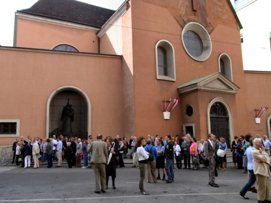 Warteschlange vor der Kapuzinerkirche.
