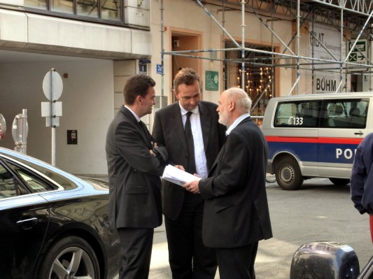 Die Erzherzöge Karl und Georg vor der Kapuzinerkirche.