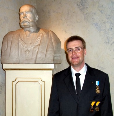 Vor einer Kaiser Franz Joseph-Büste in der Hofburg.