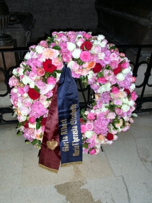 Kranz in der Kaisergruft: Prinzessin Gloria von Thurn und Taxis mit ihren Kindern.