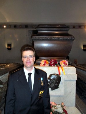 Vor dem Sarg von Kaiser Franz Joseph I. in der Kaisergruft.