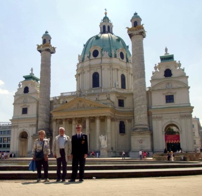 Mit meinen Eltern vor der Karlskirche.