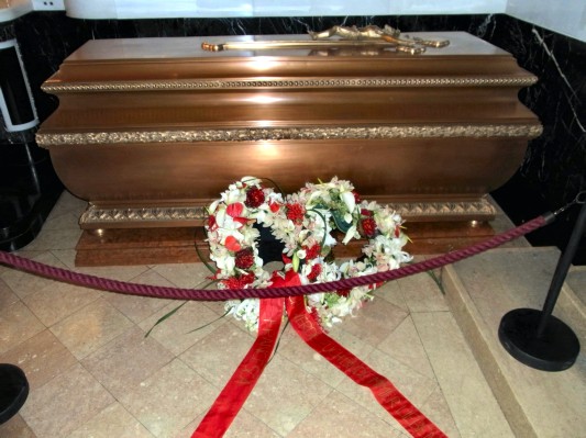 Der für Erzherzog Otto vorgesehene Sarkophag in der Kaisergruft.