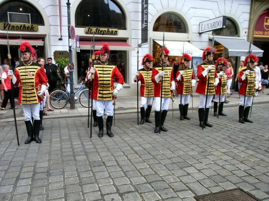 Stephansplatz: Die Trabantengarde.