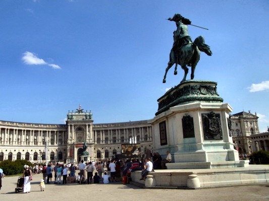 Heldenplatz mit Neuer Hofburg und Erzherzog Karl-Denkmal.
