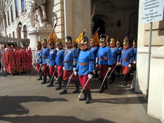 Kondukt im inneren Burghof: Dragoner.