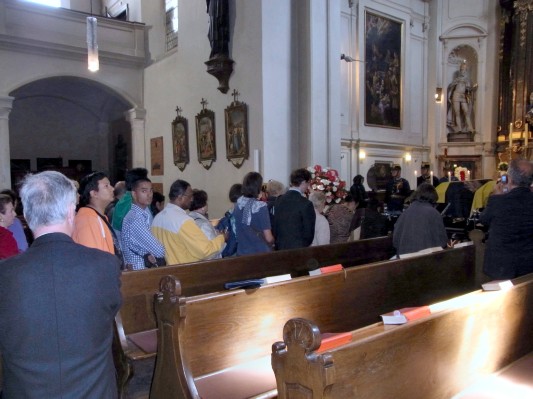 Warteschlange vor den Särgen in der Kapuzinerkirche.