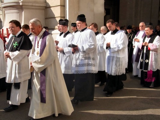 Kondukt im inneren Burghof.